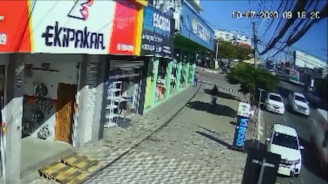 Ônibus perde freio e invade loja em Vitória da Conquista; idosa ficou ferida