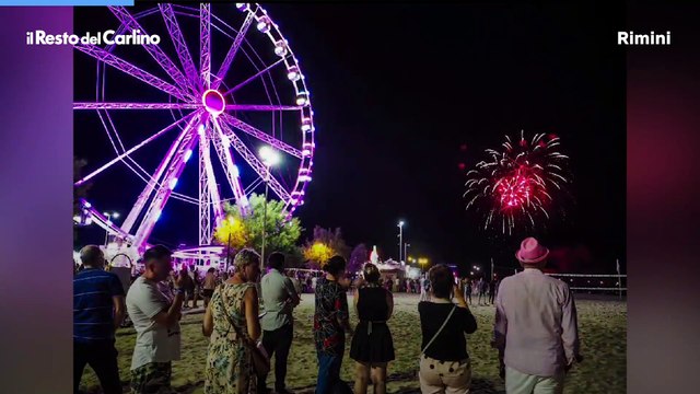 Notte Rosa 2023, il video dei fuochi d'artificio a Rimini