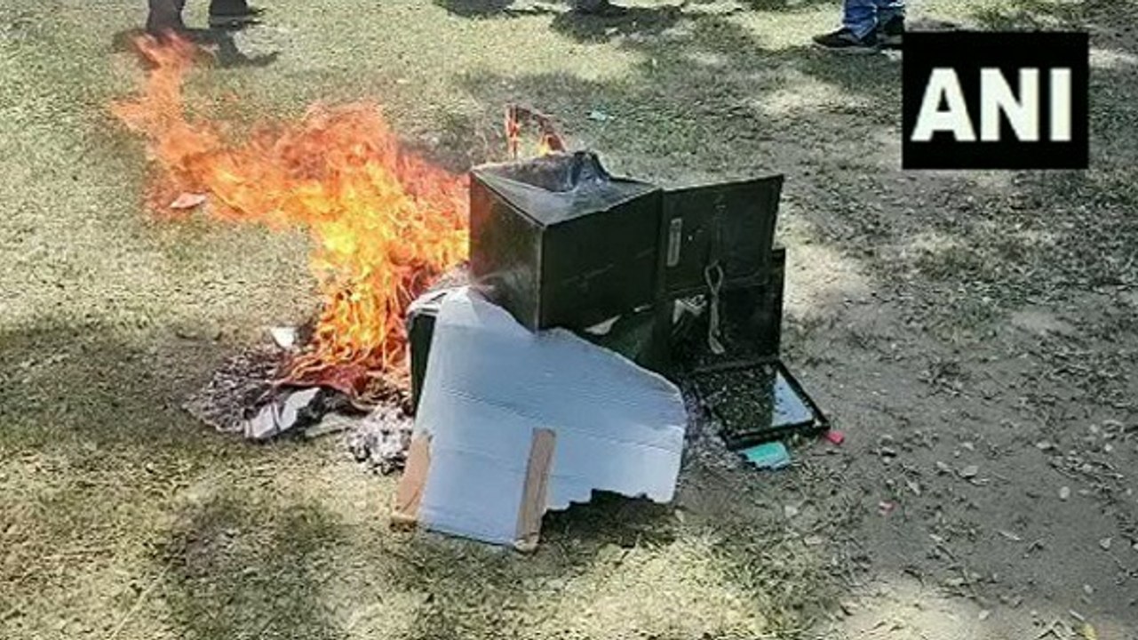 बंगाल में पुलिस के सामने ही मतपेटी में लगाई आग,सुवेंदु बोले-चुनाव नहीं बल्कि मौत का तांडव हो रहा