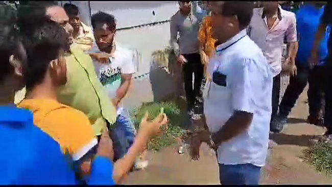 கையில் துப்பாக்கி, சாக்கடையில் வாக்குப் பெட்டி; மேற்குவங்கத்தில் பயங்கரம்!!