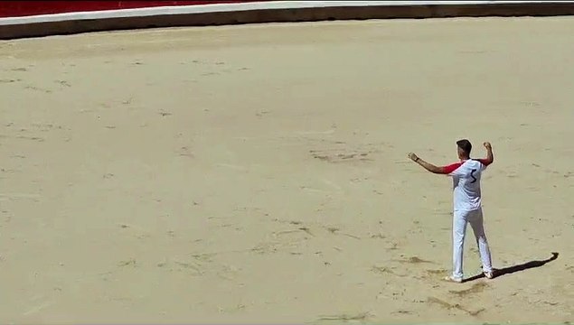 Un recortador sufre una cogida durante el concurso de recortes en San Fermín