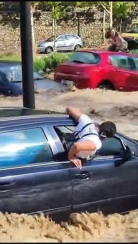 ஸ்பெயின் நாட்டில் வரலாறு காணாத பேய் மழை; அடித்துச் செல்லப்படும் கார்கள்!!  