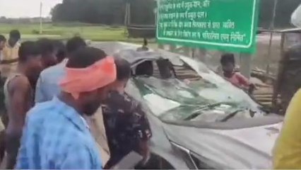 कटिहार: ऑल्टो कार व मोटरसाइकिल में हुई जोरदार टक्कर, कार के उड़े प्रखच्चे