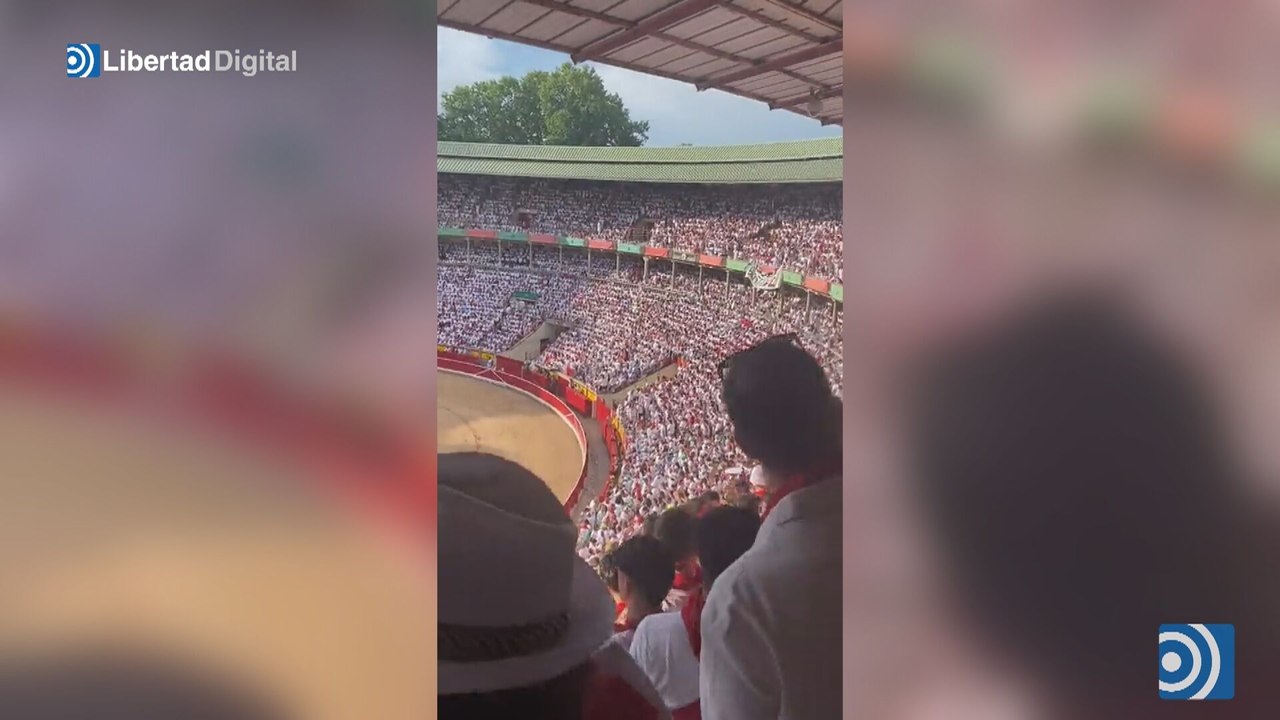 Decenas de personas corean "que te vote Txapote" en la plaza de toros de Pamplona