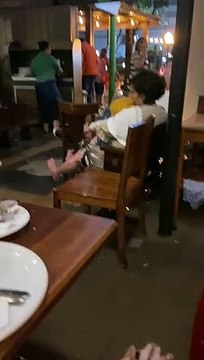 Chuvas em Maceió: ruas ficam alagadas e água invade restaurante