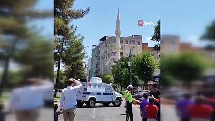 Diyarbakır'da depremde hasar gören minare kontrollü yıkıldı
