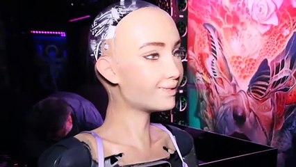 Vatandaşlık alan ilk robot! Sophia'ya "Türkiye'yi nasıl buldun" diye sordular, bir konudan dert yandı