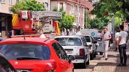 Bursa'da 5 katlı apartmanın çatı katı alevlere teslim oldu