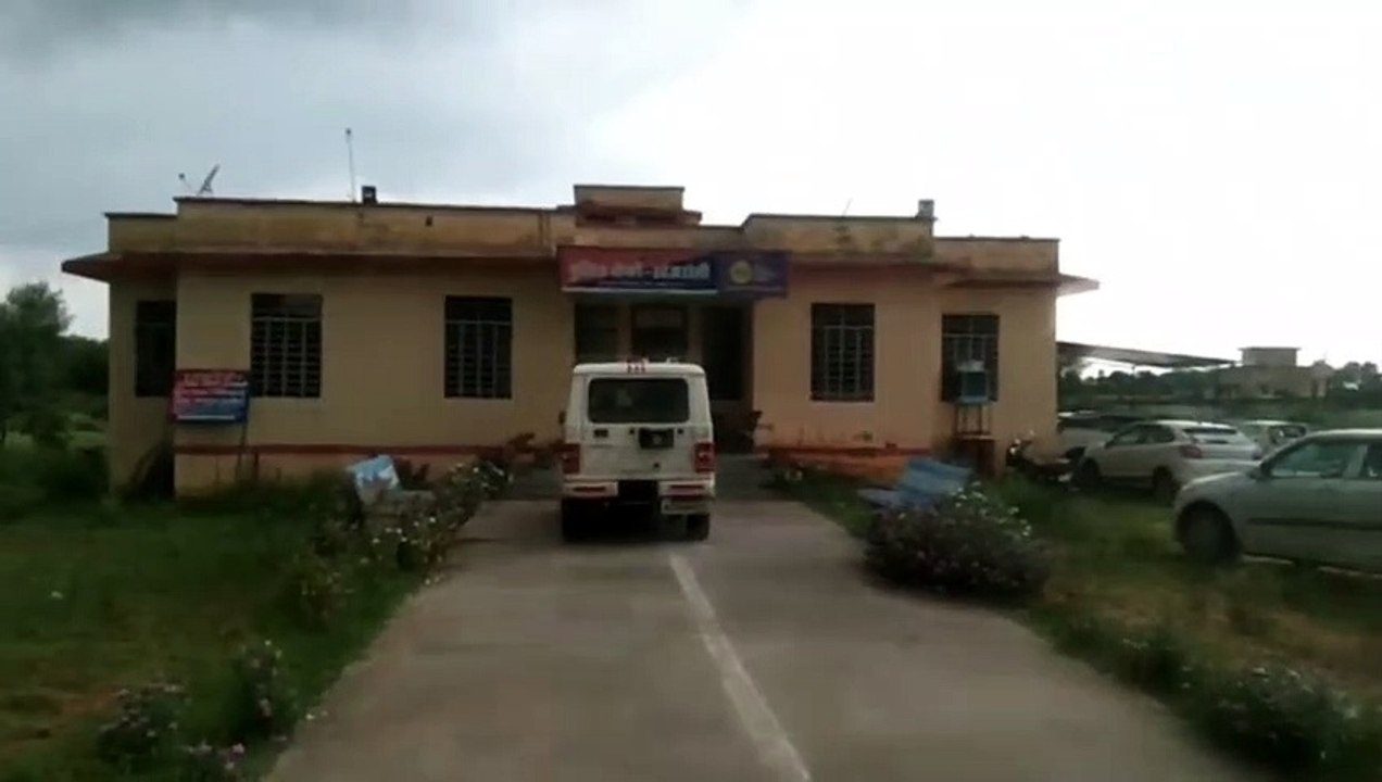 पुलिस बैरक में निजी अस्पताल संचालक को सांप ने डसा, थानेदार सहित तीन पुलिसकर्मी सस्पेंड