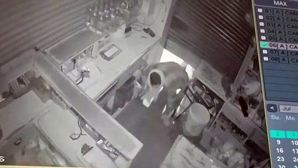 दो दुकानों के ताले तोड़कर 50 हजार रुपए चोरी, सीसीटीवी में कैद हुए चोर