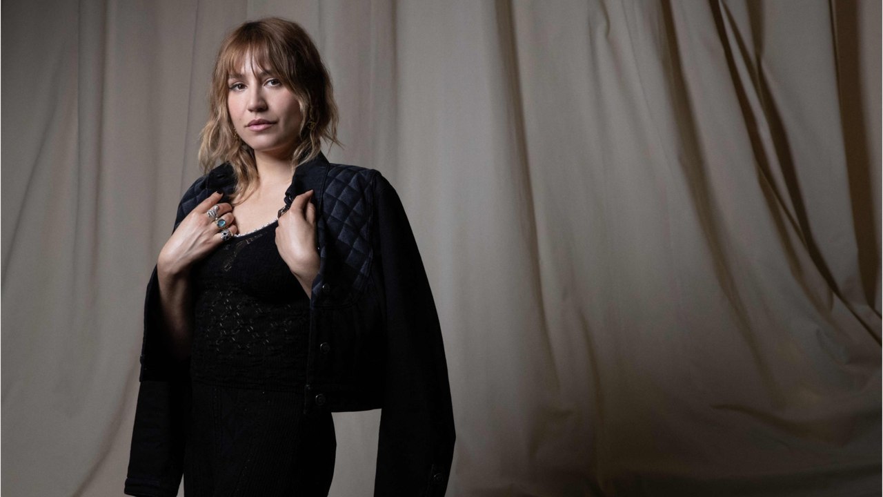VOICI - Izïa : la fille de Jacques Higelin échappe à la police après un gros dérapage contre Emmanuel Macron sur scène