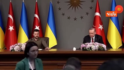 Zelensky in Turchia, la stretta di mano con Erdogan