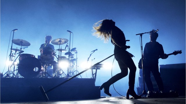 GALA VIDEO - Izïa Higelin : après ses propos contre Emmanuel Macron, la chanteuse visée par une enquête