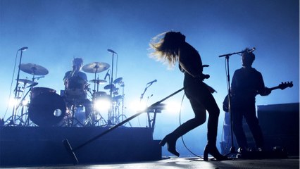 GALA VIDEO - Izïa Higelin : après ses propos contre Emmanuel Macron, la chanteuse visée par une enquête