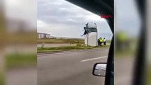 Kaza yapan kamyonet dik şekilde havada asılı kaldı!
