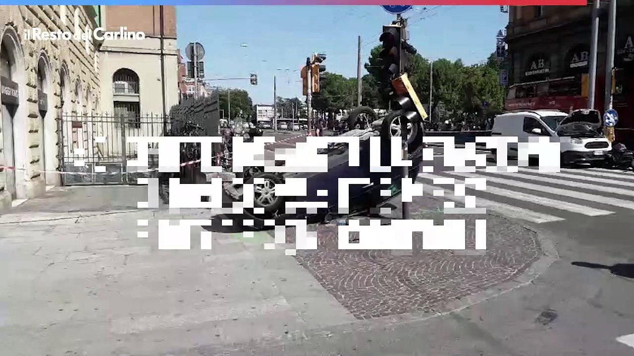 Incidente davanti la stazione di Bologna: tre mezzi e dei pedoni coinvolti