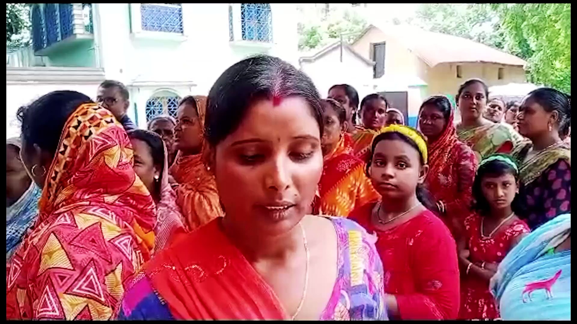তৃণমূলের মহিলা প্রার্থী ও এজেন্টের দাপট দেখুন! ছাপ্পা ভোট ধরে ফেলায় ক্ষেপে গেলেন!