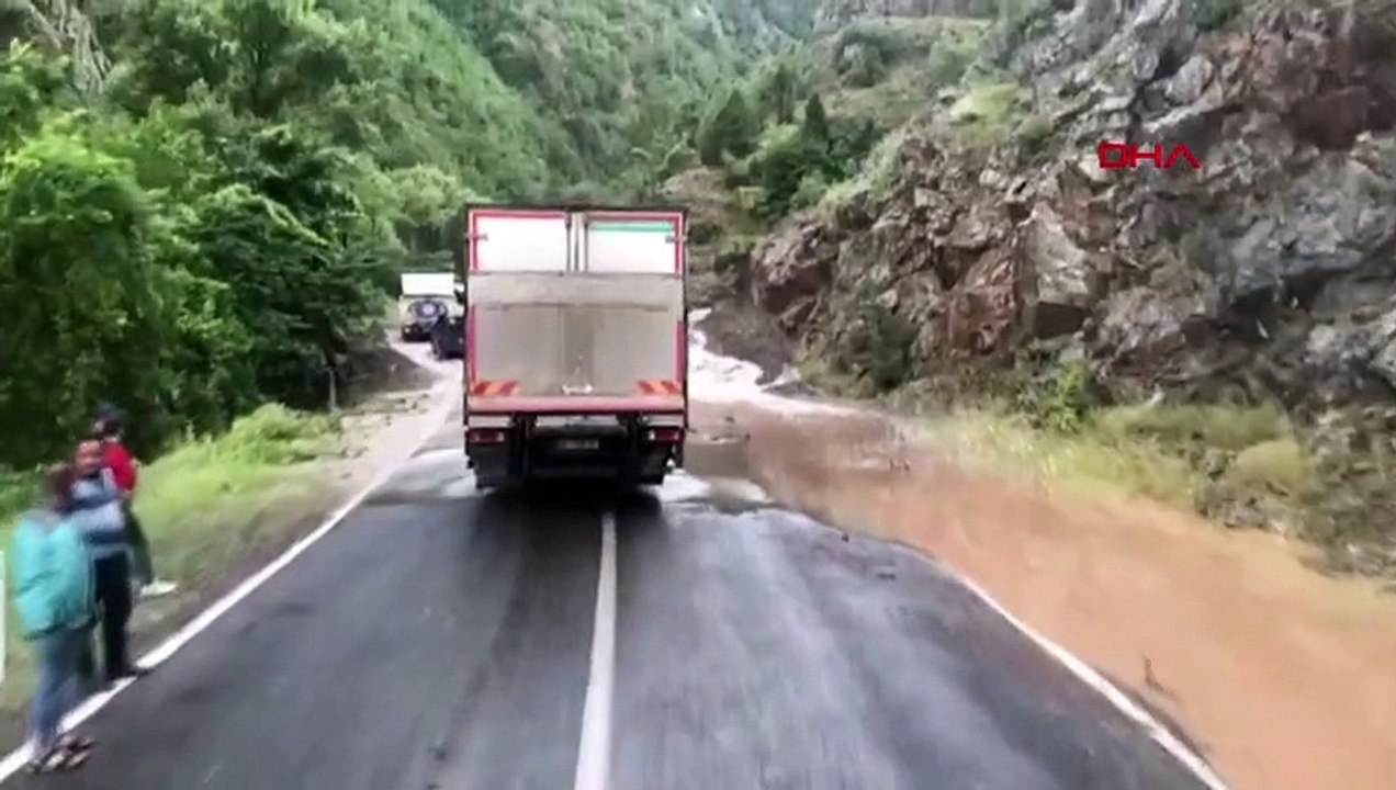 Glissement de terrain à Artvin Şavşat： Transport fermé