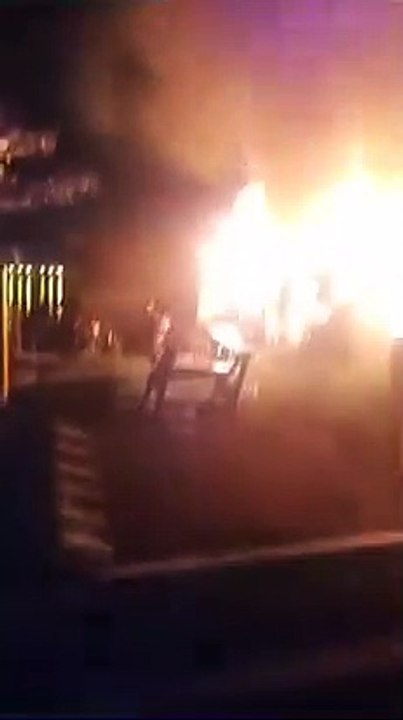 36 casas são destruídas em incêndio em comunida...