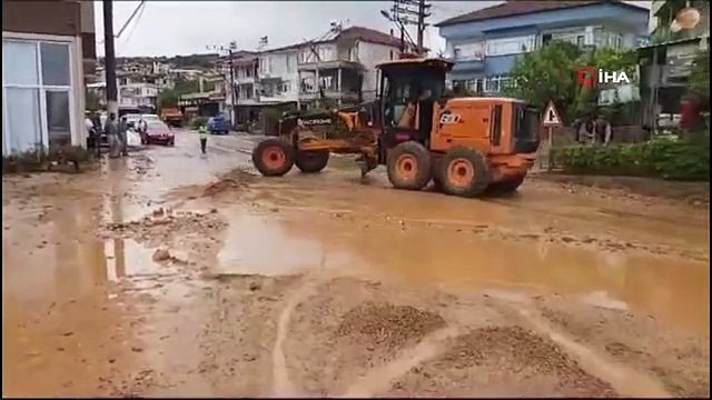 C'est ainsi qu'il a été lavé dans les eaux du déluge Il a pris une douche avec de l'eau de pluie dans la rue qui s'est transformée en lac.
