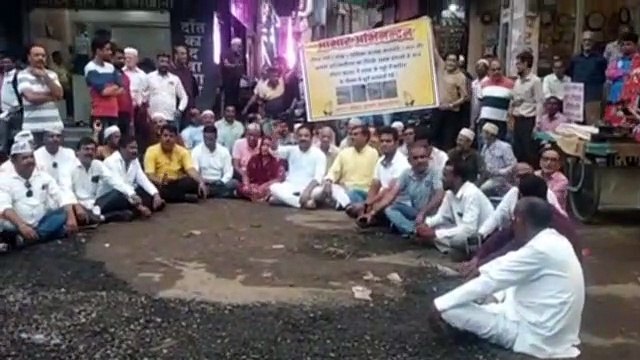 सीसी रोड निर्माण को लेकर महिला कांग्रेस पार्षद ने दिया धरना