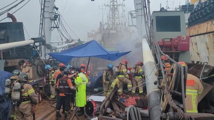 부산 감천항 러시아 선박에서 불...34명 대피 / YTN