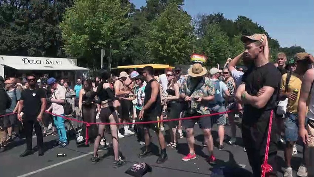 130.0000 Techno-Fans feiern in Berlin