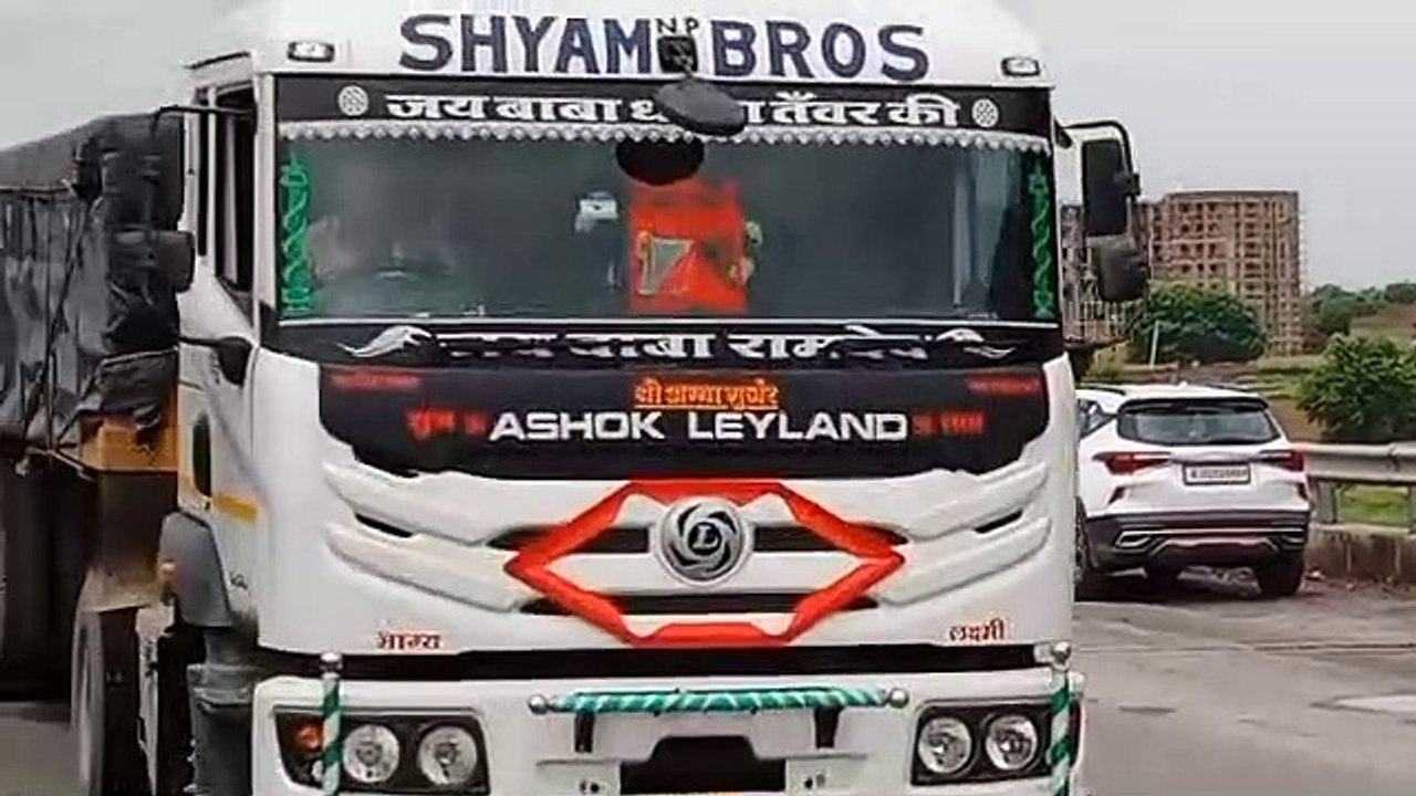 हाइवे पर मचा कोहराम, चालक फंसा केबिन कैसे बचाई...