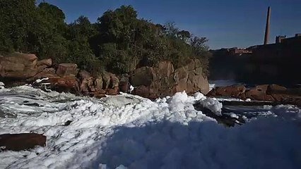 Espuma tóxica no Rio Tietê