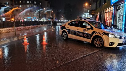 Sağanak kenti vurdu, köprüler araç geçişine kapatıldı