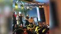 Un “lindo chiquillo” pasa un incómodo momento cuando una fan lo abraza mientras baila en una presentación