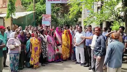 Residents gherao PHE office after pipeline burst