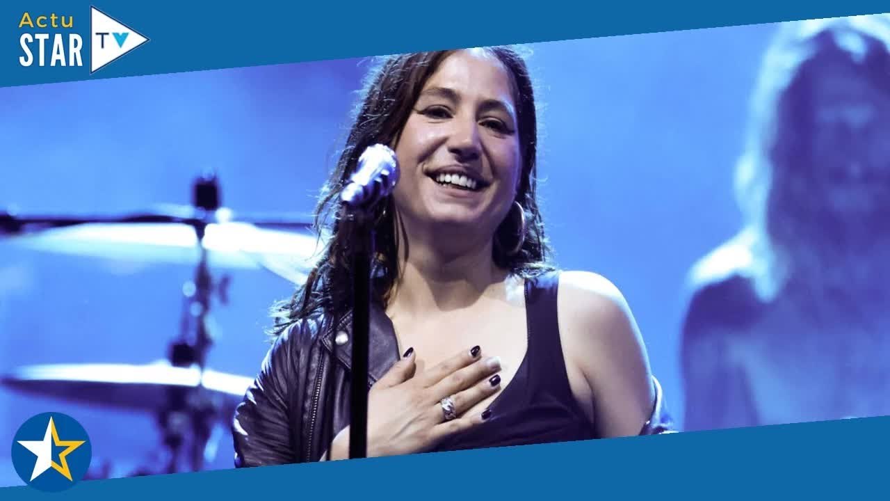 Izïa Higelin : une enquête ouverte après un dérapage de la chanteuse en plein concert décrivant un l