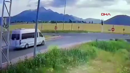 Kayseri'de kamyonet ile işçi servisi çarpıştı: 21 yaralı