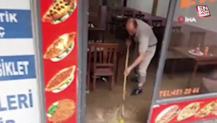 Erzurum'da iş yerlerini su bastı, esnaf temizlemek için seferber oldu
