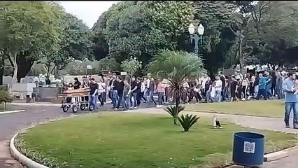 Sob forte comoção, Umuarama sepulta vítimas do desastre aéreo na Serra do Mar
