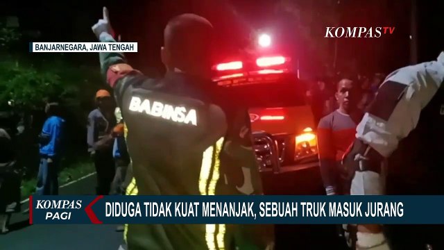 Diduga Gagal Menanjak, Truk Terguling dan Masuk Jurang Sedalam 10 Meter di Banjarnegara