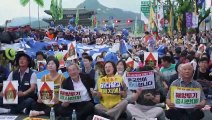 Jefe del OIEA visita Seúl, entre protestas por vertidos de agua de central de Fukushima