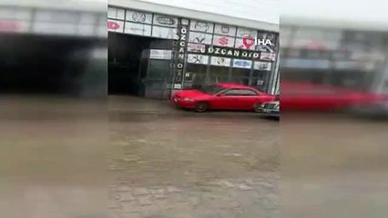 İnegöl'de sağanak yağış hayatı felç etti