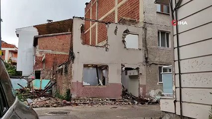 Un ouvrier qui est tombé sous le mur renversé lors de la démolition a été blessé