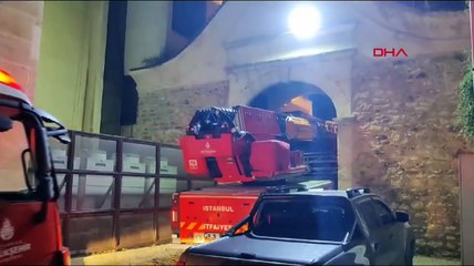 FIRE-3 DANS LE RESTAURANT HISTORIQUE À L'INTÉRIEUR DU PALAIS D'ISTANBUL-TOPKAPI