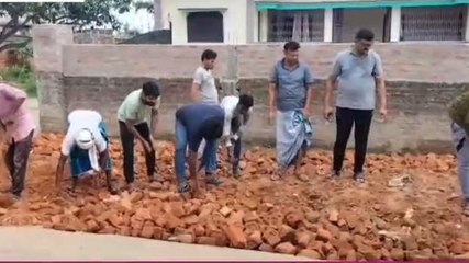 पश्चिमी चंपारण: सिकटा में ग्रामीणों के जज्बे को सलाम, श्रमदान कर बदहाल सड़क को किया दुरुस्त