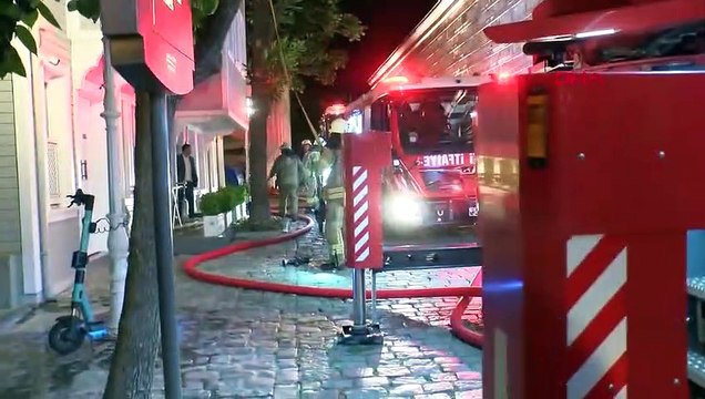 Incendie sur le toit du restaurant du palais de Topkapi