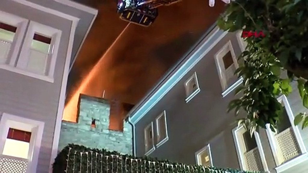 Moments de panique au palais de Topkapi ! Le feu sur le toit du restaurant a été éteint avec un travail fébrile