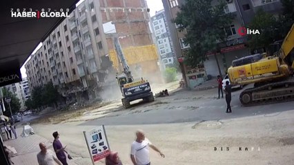 Ağır hasarlı bina bir anda yerle bir oldu! O anlar saniye saniye kamerada