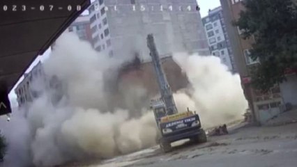 Hasar gören 6 katlı bina çöktü