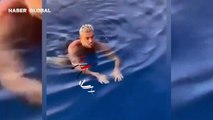 Yüzerken bir anda altından köpekbalığı geçen adam hayatının şokunu yaşadı