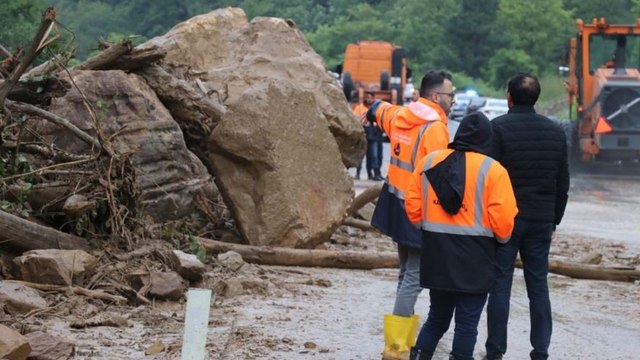 İstanbul kara yolu heyelan nedeniyle ulaşıma kapatıldı