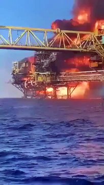 Enorme feu sur une plateforme petrolière au mexique