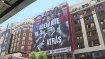 PSOE despliega una lona en Madrid con Sánchez y su equipo sonrientes frente Abascal y Feijóo